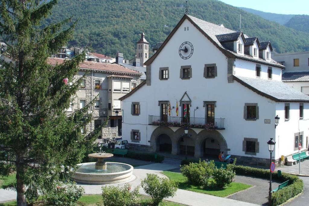 Atico En Biescas Con Piscina, Chimenea Y Garaje Apartment Luaran gambar