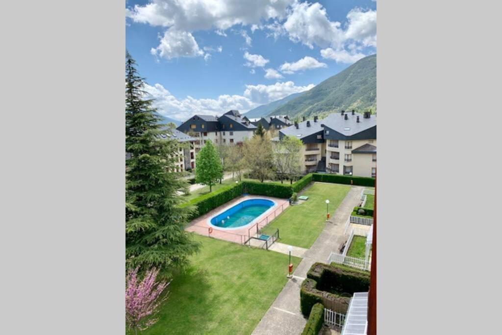 Atico En Biescas Con Piscina, Chimenea Y Garaje Apartment Luaran gambar